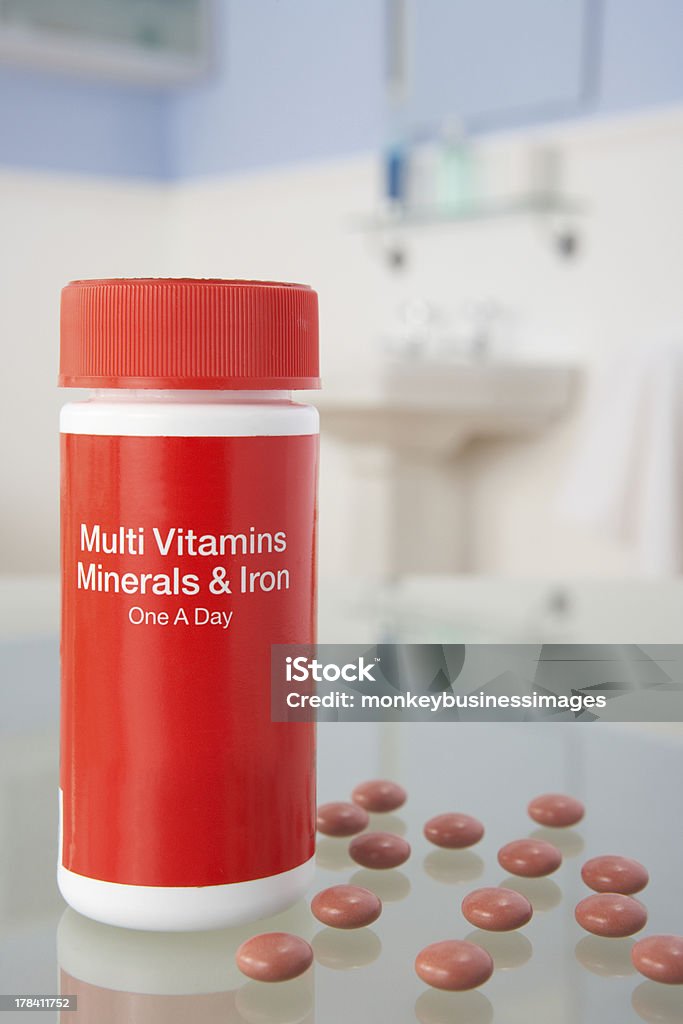 Vitamin-Pillen auf Bad-Regal - Lizenzfrei Anämia Stock-Foto