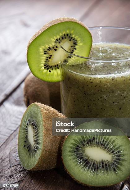 Kiwi Frescos Feitos De Batidos - Fotografias de stock e mais imagens de Alimentação Saudável - Alimentação Saudável, Batido - Bebida Batida, Batidos