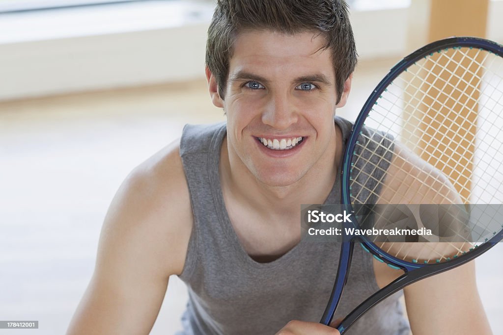 Glücklicher Mann hält eine Tennisschläger - Lizenzfrei Eingangshalle - Wohngebäude-Innenansicht Stock-Foto