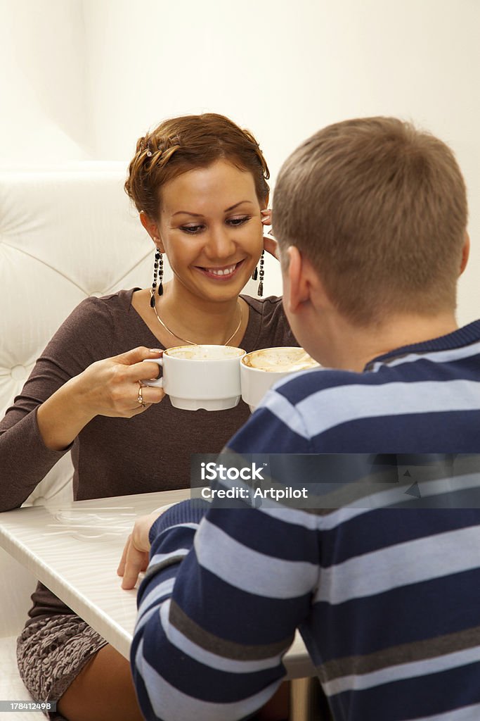 Молодая пара в магазин кофе - Стоковые фото Вертикальный роялти-фри