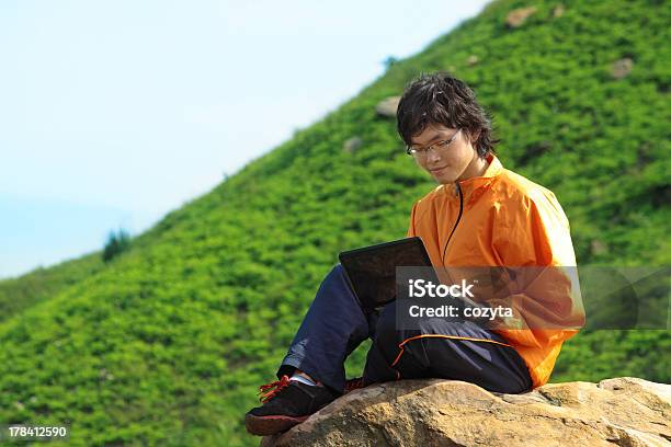 Wanderer Auf Berg Sitzt In Der Nähe Von Cliffs Edge Laptop Benutzen Stockfoto und mehr Bilder von 20-24 Jahre