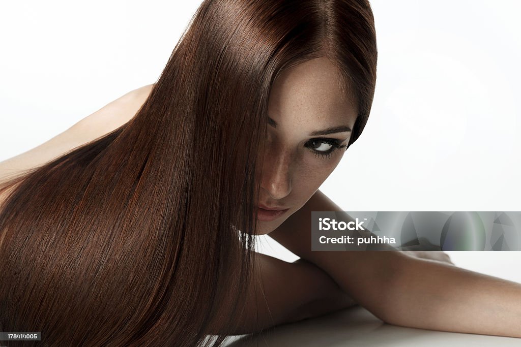 Hermosa Chica oscuras. Saludable cabello largo. - Foto de stock de Adulto libre de derechos