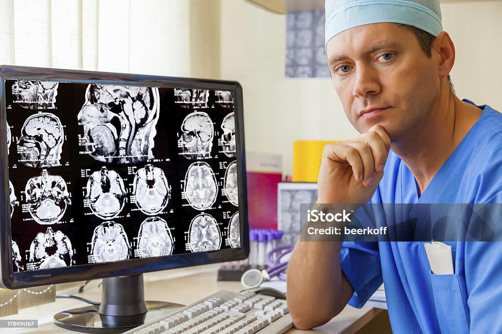 Médico experiente com um exame de Ressonância Magnética - Royalty-free Adulto Foto de stock
