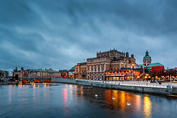 illumination stockholm royal opera dans la soirée, suède - norrbro photos et images de collection