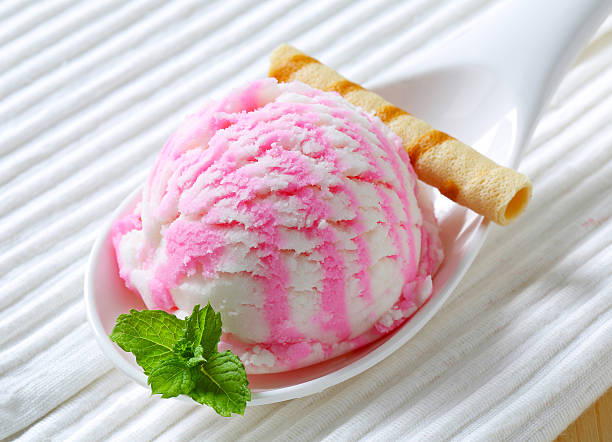 малиновый йогуртовый крем льда - raspberry ice cream close up fruit mint стоковые фото и изображения