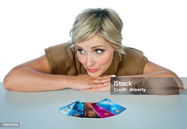 Mulher Com Cartões De Crédito - Fotografias de stock e mais imagens de Adulto - Adulto, Beleza, Cartão de Crédito