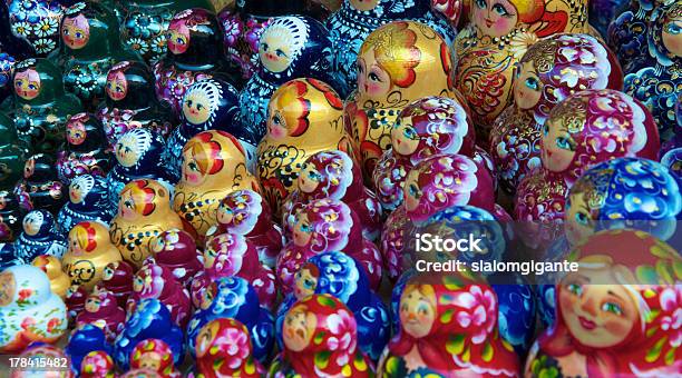Traditionelle Russische Puppen Matrioska Stockfoto und mehr Bilder von Babuschka-Kopftuch - Babuschka-Kopftuch, Bildhintergrund, Ethnische Zugehörigkeit