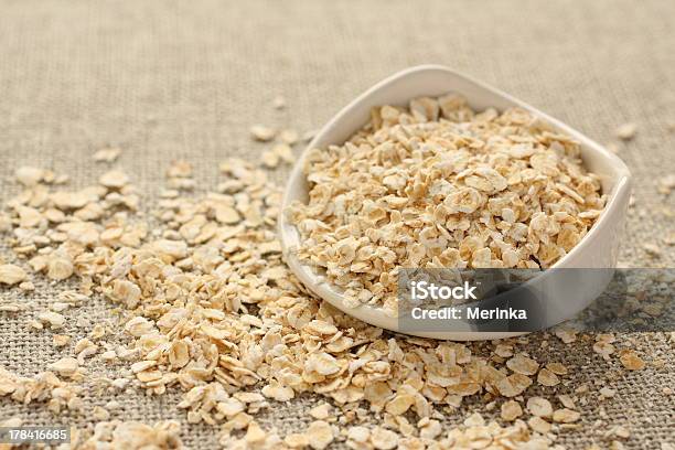 Flocos De Aveia Em Tigela De Cerâmica Branco Do Fundo Sackcloth - Fotografias de stock e mais imagens de Agricultura