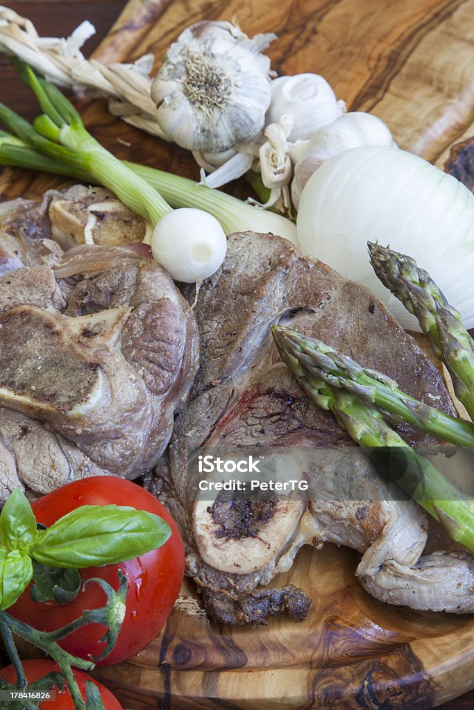 Osso bucco cuit au four avec des légumes - Photo de Ail - Légume à bulbe libre de droits