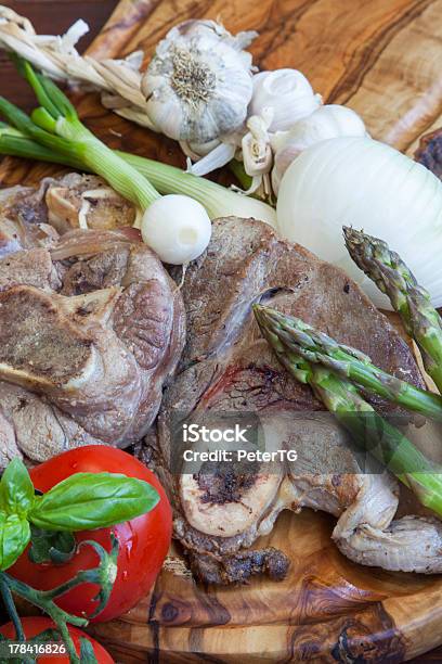 Photo libre de droit de Osso Bucco Cuit Au Four Avec Des Légumes banque d'images et plus d'images libres de droit de Ail - Légume à bulbe - Ail - Légume à bulbe, Aliment, Asperge