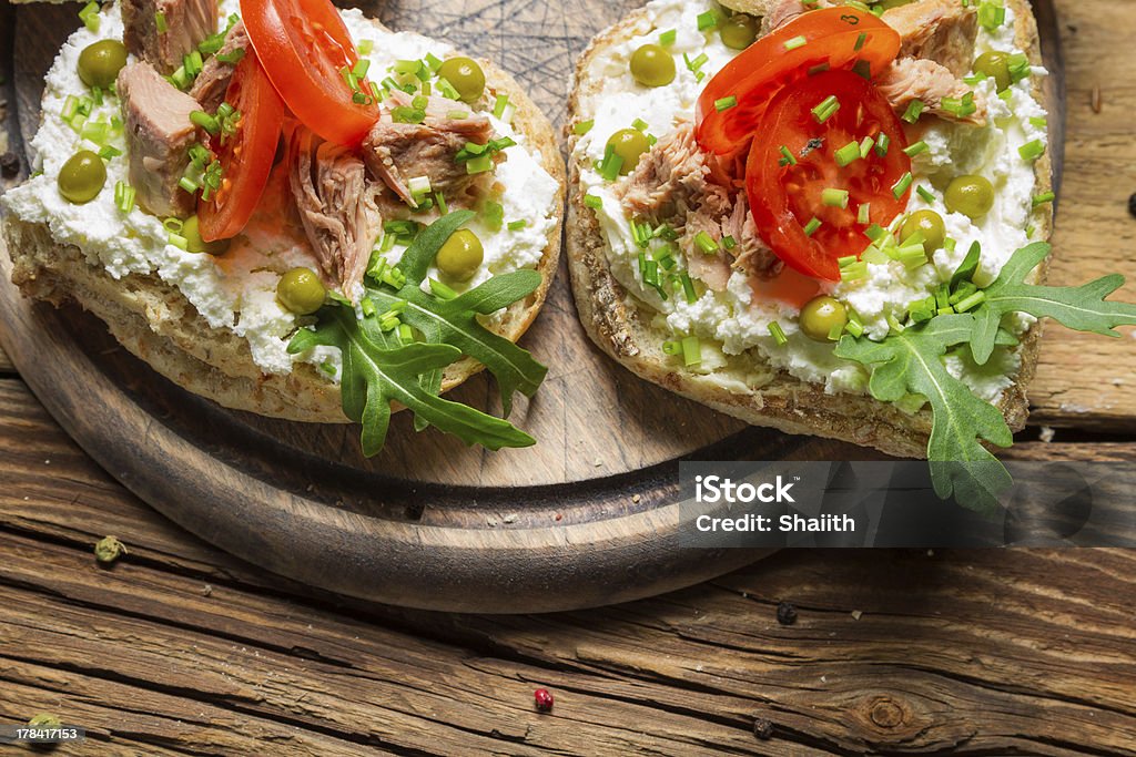 Sanduíche com atum, tomate e Salada-Foguete - Royalty-free Alface Foto de stock