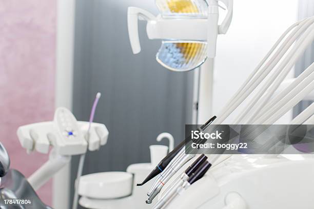 Dentista Oficina Foto de stock y más banco de imágenes de Acero - Acero, Asistencia sanitaria y medicina, Blanco - Color