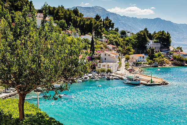 piękna zatoka adriatyku i miejscowości w pobliżu split, chorwacja - croatia zdjęcia i obrazy z banku zdjęć