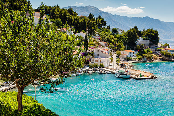 bela baía adriático e a cidade, perto de split, croácia - split - fotografias e filmes do acervo