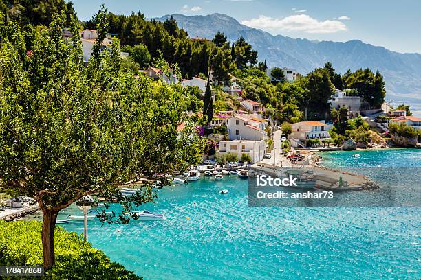 Foto de Bela Baía Adriático E A Cidade Perto De Split Croácia e mais fotos de stock de Croácia