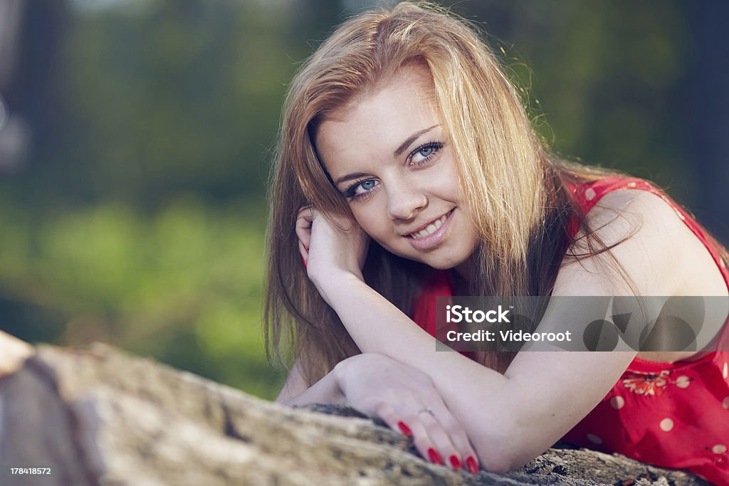 Ragazza sdraiata su un registro - Foto stock royalty-free di Adulto