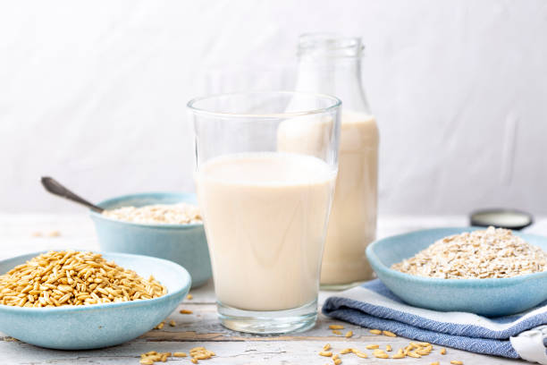 Vaso de leche de avena - sin lactosa - foto de stock