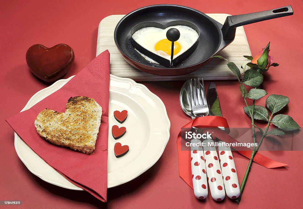 Tema vermelho Dia dos Namorados com coração em forma de pequeno-almoço de ovos e Brinde - Royalty-free Amor Foto de stock