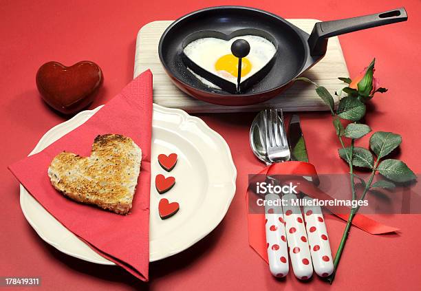 Красная Тема День Святого Валентина Завтрак С Сердце Форму Яйца И Тосты — стоковые фотографии и другие картинки Без людей