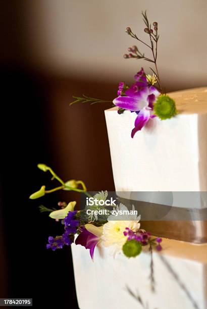 Foto de Detalhe De Bolo De Casamento e mais fotos de stock de Bolo - Bolo, Bolo de Casamento, Branco