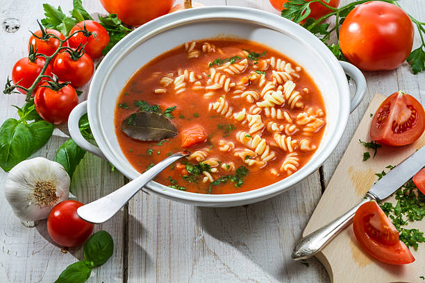 preparación de la sopa de tomate con ingredientes frescos - carrot close up silverware cutting board fotografías e imágenes de stock