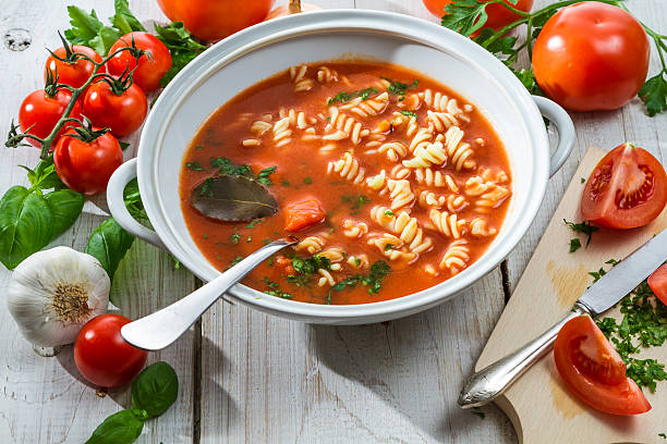 preparazione di zuppa di pomodoro con ingredienti freschi - zuppa di pomodoro foto e immagini stock
