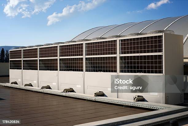 Heiz Und Kühlsystem Auf Dem Dach Stockfoto und mehr Bilder von Klimaanlage - Klimaanlage, Im Freien, Maschinenteil - Hergestellter Gegenstand