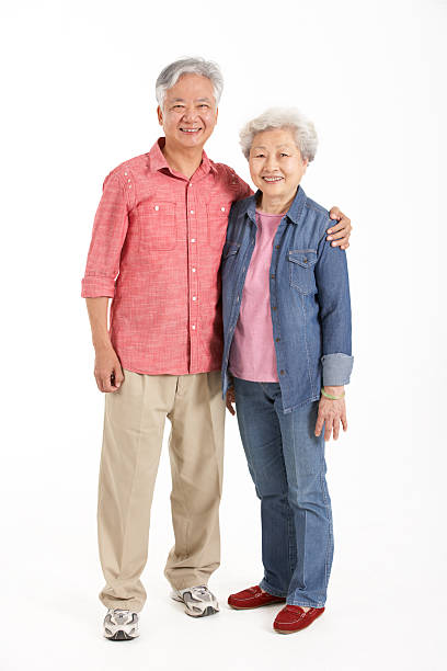 longueur de la prise de vue en studio de chinoise couple senior - senior couple isolated couple senior adult photos et images de collection