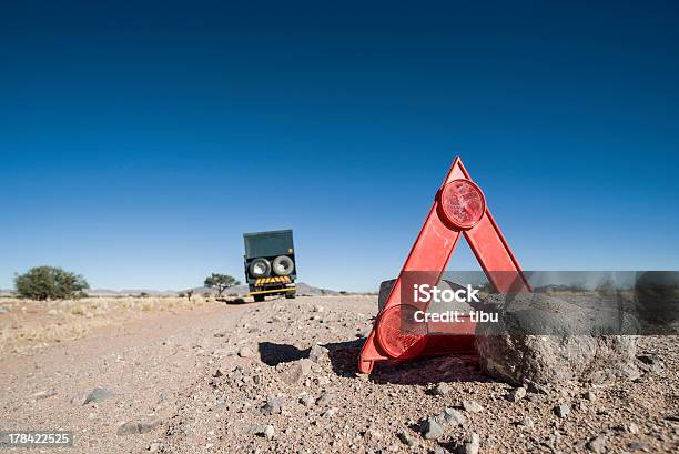 Foto de Carro Avaria No Deserto e mais fotos de stock de Acidentes e desastres - Acidentes e desastres, Caminhão, Triângulo de segurança