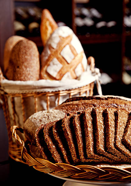 seleção de pães frescos na cesta - dimity - fotografias e filmes do acervo