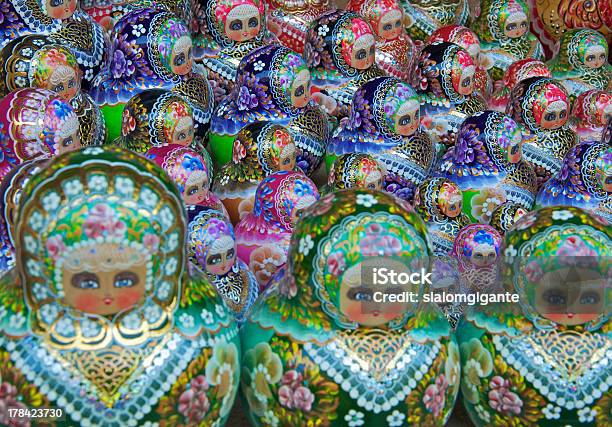 Tradycyjne Rosyjski Matrioska Dolls - zdjęcia stockowe i więcej obrazów Babuszka - Babuszka, Czerwony, Dziecko