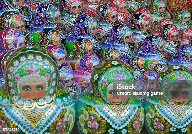 Tradicional Russo Matrioska Dolls - Fotografias de stock e mais imagens de Arte e Artesanato - Arte visual - Arte e Artesanato - Arte visual, Babushka, Boneca