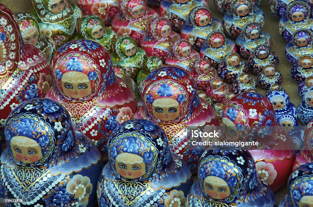 Традиционная русская matrioska dolls - Стоковые фото Гнездо животного роялти-фри