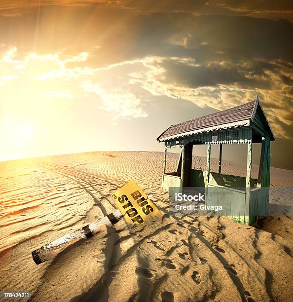 Автобусная Остановка В Пустыне — стоковые фотографии и другие картинки Абстрактный - Абстрактный, Автобусная остановка, Вертикальный