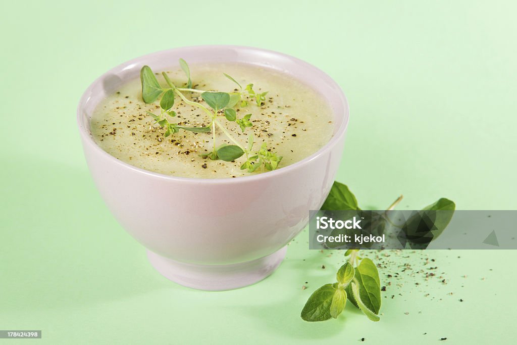 Coliflor frescos y tazón para la sopa de brécol - Foto de stock de Alimento libre de derechos