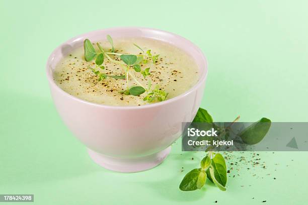 Foto de Fresh Tigela De Sopa De Couveflor E Brócolis e mais fotos de stock de Alimentação Saudável - Alimentação Saudável, Almoço, Amarelo