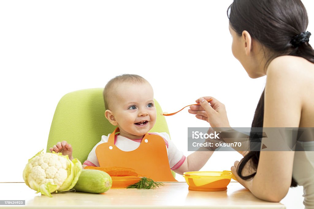 Matka karmienia dziecko dziewczynka - Zbiór zdjęć royalty-free (Jedzenie dla niemowląt)