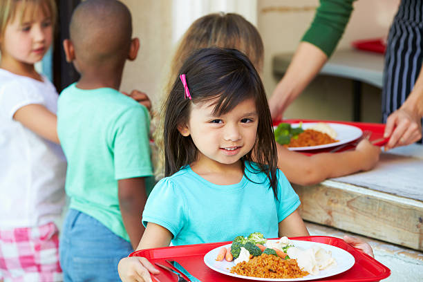 お子様への昼食には、学校給食 - school lunch ストックフォトと画像