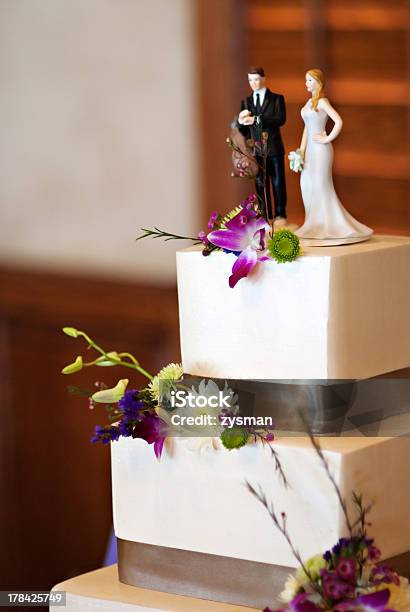 Foto de Top De Bolo De Casamento e mais fotos de stock de Bolo - Bolo, Bolo de Casamento, Branco