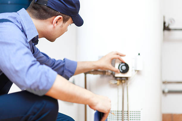 técnico de reparación de un calentador de agua caliente - maintenance engineer fotografías e imágenes de stock