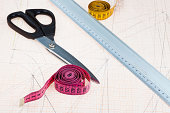 kleid-muster-im-millimeterpapier-und-fit
