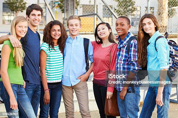 Foto de Grupo De Alunos Adolescentes Do Lado De Fora Da Sala De Aula e mais fotos de stock de Aluno do Ensino Médio