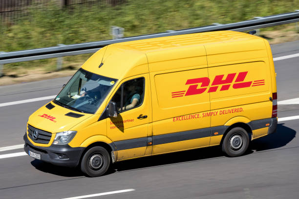 dhl 배달 밴 - delivery van driving deutsche post ag dhl 뉴스 사진 이미지