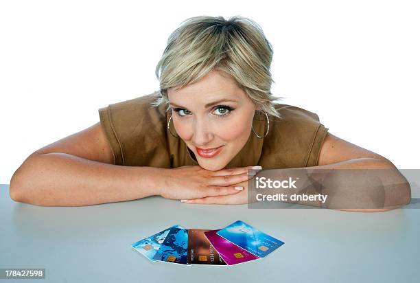 Frau Mit Kreditkarten Stockfoto und mehr Bilder von Attraktive Frau - Attraktive Frau, Bankkarte, Betrachtung