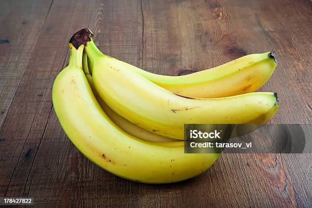 Banany - zdjęcia stockowe i więcej obrazów Banan - Banan, Barwne tło, Bez ludzi