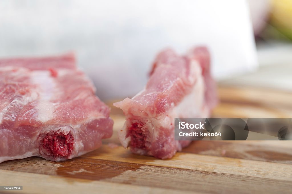 Cortar as costeletas de porco frescas - Foto de stock de Alimentação Saudável royalty-free