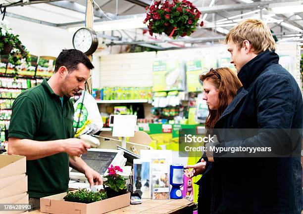 Zahlung An Den Kassen Stockfoto und mehr Bilder von Einkaufen - Einkaufen, Gartenbau-Betrieb, Großgärtnerei