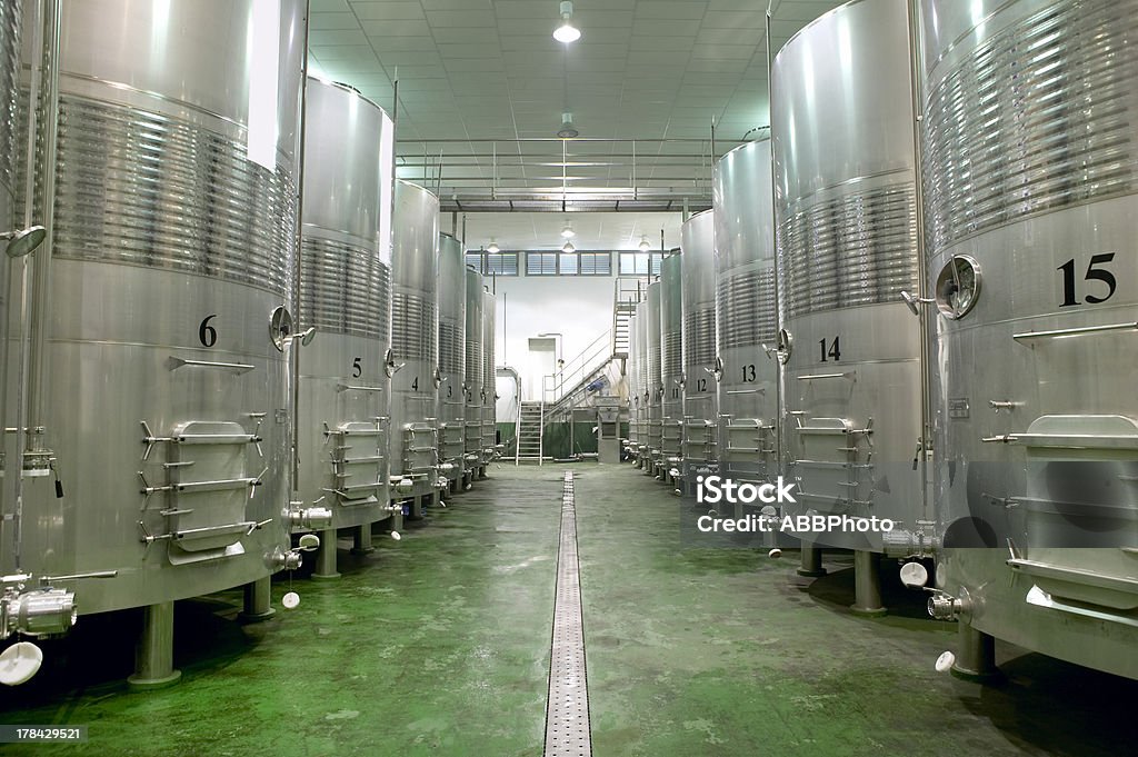 Moderna azienda vinicola Fermentare processo - Foto stock royalty-free di Acciaio