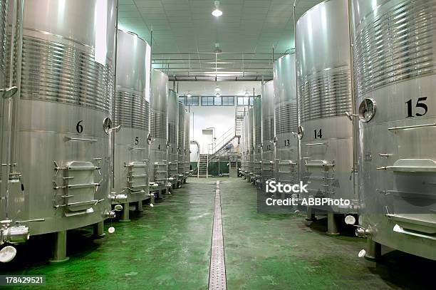 Moderna Azienda Vinicola Fermentare Processo - Fotografie stock e altre immagini di Acciaio - Acciaio, Acciaio inossidabile, Agricoltura