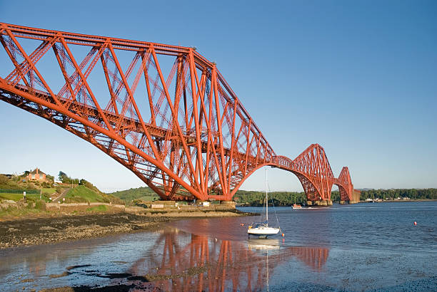 참가자는 가로장 구름다리 - firth of forth rail bridge bridge edinburgh europe 뉴스 사진 이미지